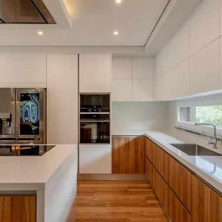 Luxurious 5 Bedrooms And With Pool Вилла *