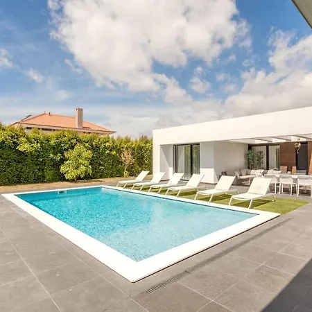 Вилла Luxurious 5 Bedrooms And With Pool Фернан-Ферру